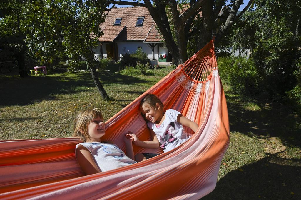 Bell House Villa Bukkzserc Bagian luar foto