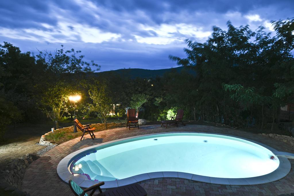 Bell House Villa Bukkzserc Bagian luar foto